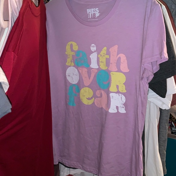 NWT! Press Lab Lilac Faith Over Fear Short Sleeve Crew Neck Graphic T-Shirt - Picture 3 of 8